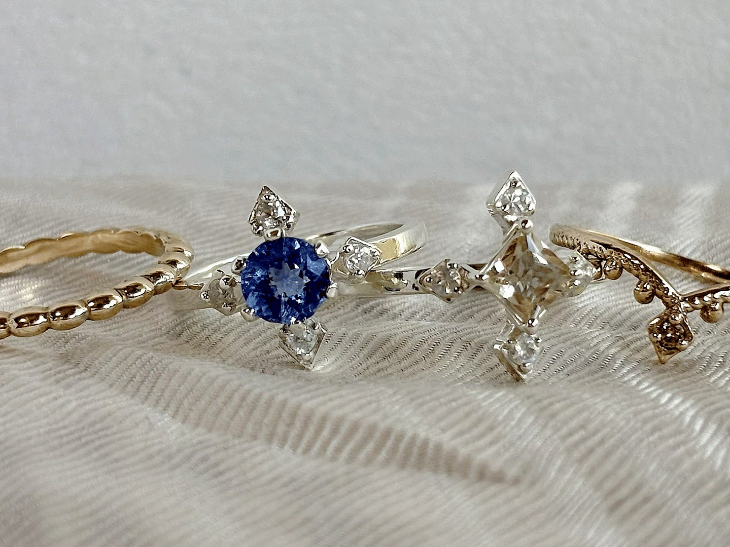 左からYumi MatsuiのリングEllipse Harmony、Celestia、Lucia、Veiled Tikkaが並んでいる写真