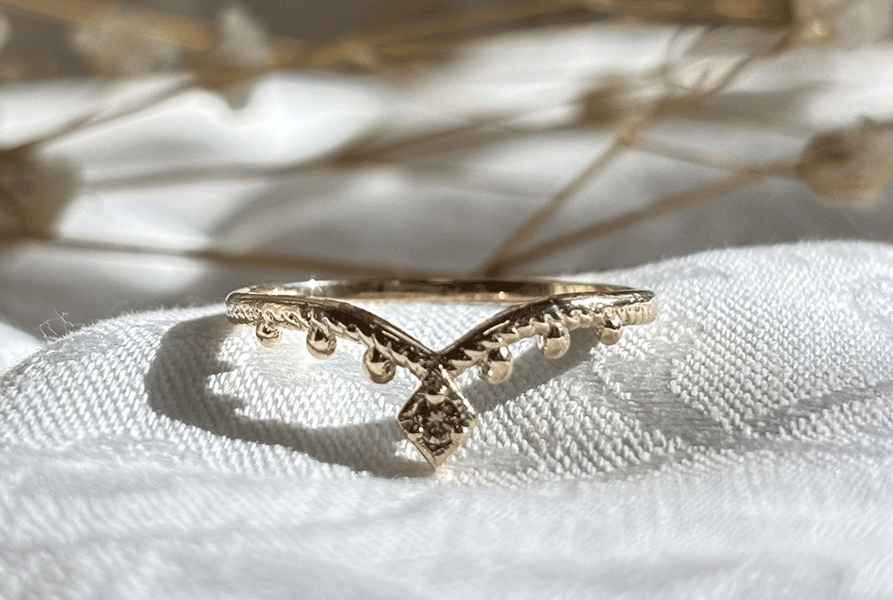 K10製のブラウンダイヤが輝く指輪、Veiled Tikkaの正面写真