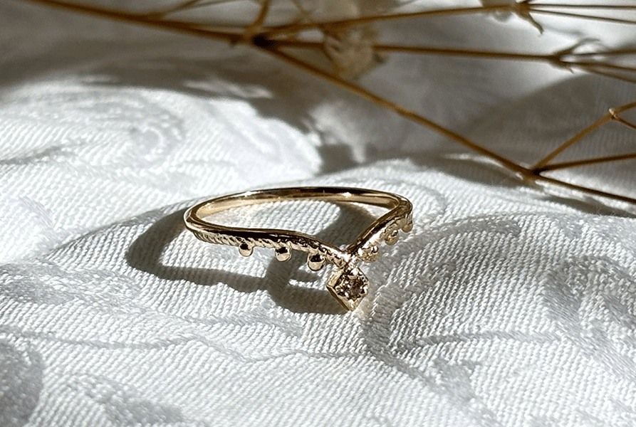 K10製のブラウンダイヤが輝く指輪、Veiled Tikkaの横から見た写真