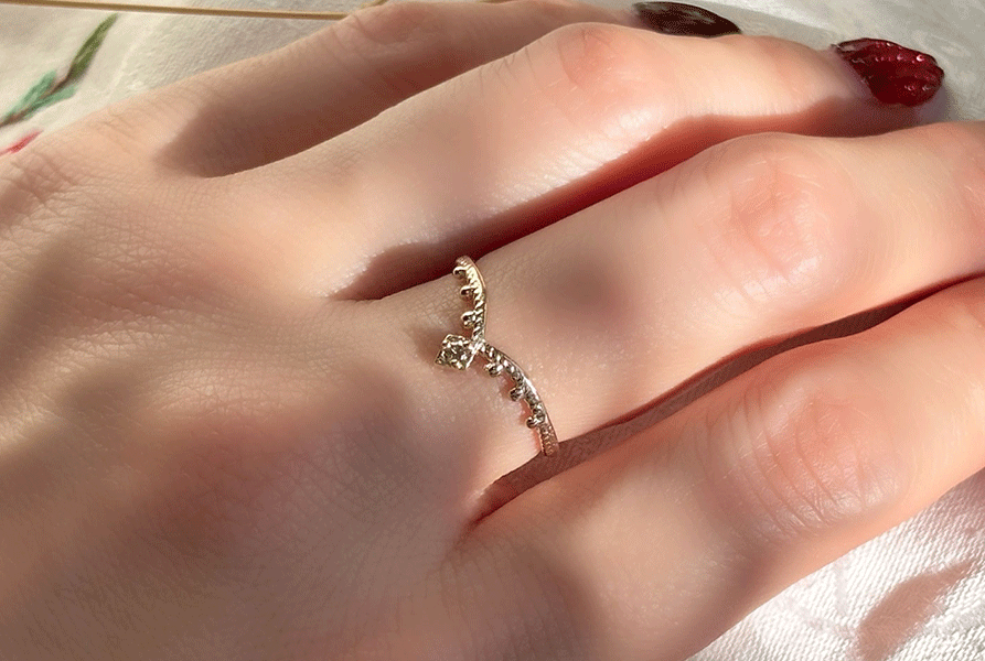 K10製のブラウンダイヤが輝く指輪、Veiled Tikkaを中指に着用している写真