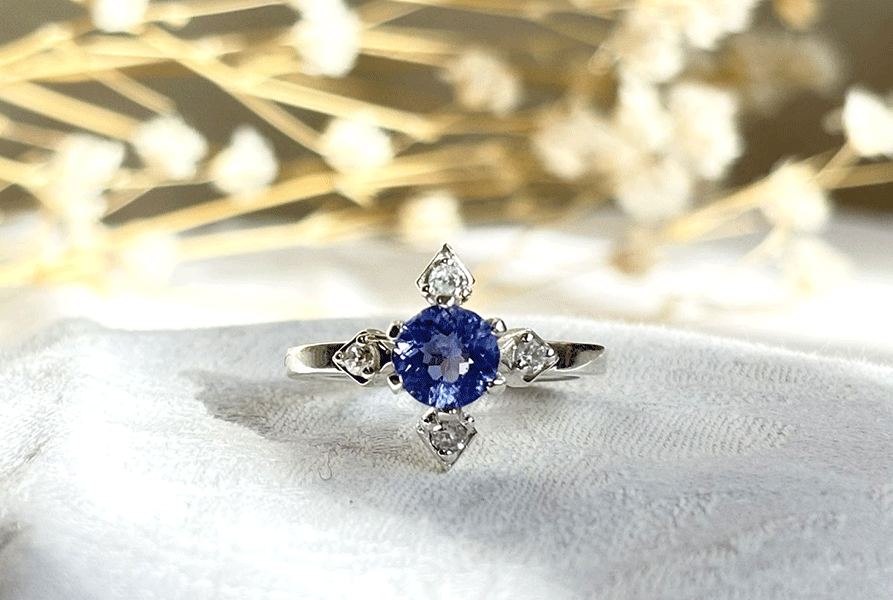 compassシリーズより、ブルーのカラーチェンジフローライトが中石のCelestiaの正面写真