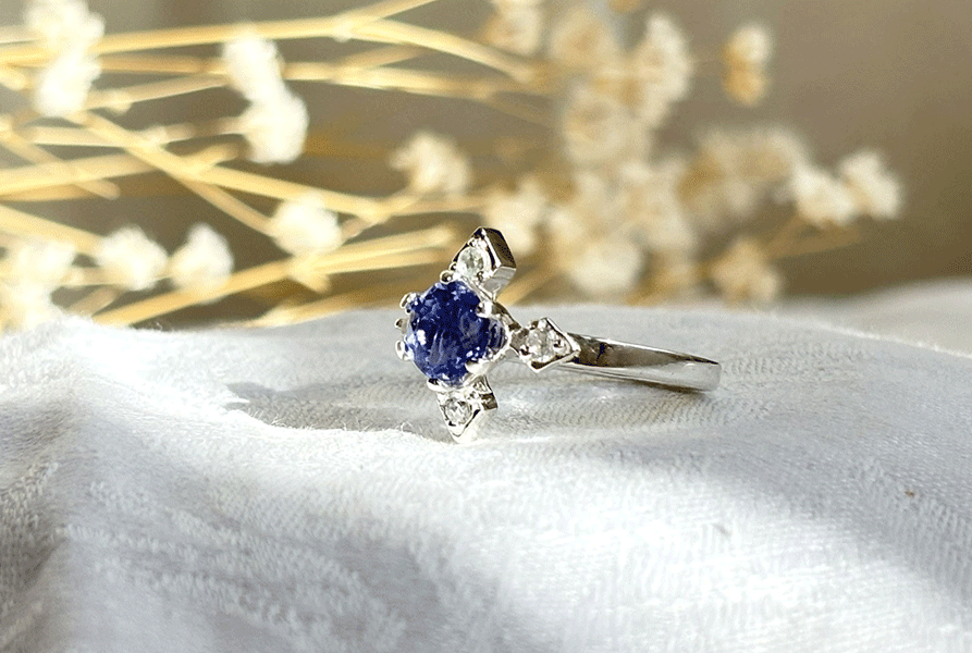 compassシリーズより、ブルーのカラーチェンジフローライトが中石のCelestiaの横から見た写真