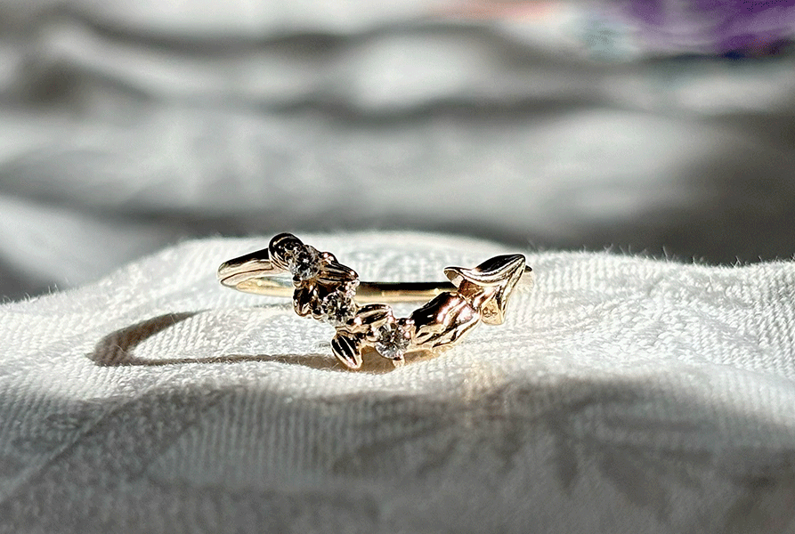 ダイヤモンドを3石あしらったK10リングTulip Waltzの正面写真