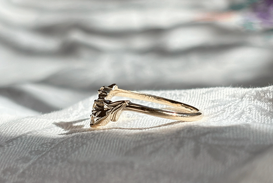 ダイヤモンドを3石あしらったK10リングTulip Waltzの横から見た写真