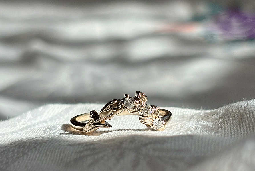 ダイヤモンドを3石あしらったK10リングTulip Waltzの写真